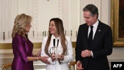 بنفشه یعقوبی، فعال حقوق بشر و حقوق معلولین از افغانستان حین اخذ جایزهٔ بین‌المللی "زنان شجاع سال ۲۰۲۴" وزارت خارجۀ امریکا