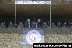 “Ekipi im dhe unë do të vazhdojmë të informojmë për shtrirjen e marrëdhënieve ndërmjet Serbisë dhe NATO-s në mënyrë të saktë dhe transparente, duke komunikuar qartë se partneriteti ynë bazohet në kërkesat e Serbisë”, thotë gjenerali Romano. Foto: Zyrtarë serbë, amerikanë dhe të NATO-s në hapjen e stërvitjes 'Ujku i Platinit', Serbi, qershor 2023.