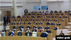 საპარლამენტო უმრავლესობის წევრები პლენარულ სხდომაზე. 17 აპრილი, 2024 წელი