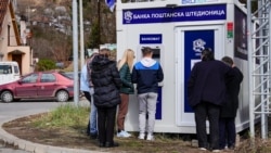 Serbët nga Kosova drejt pikave kufitare për t’i marrë pagat e pensionet e Serbisë
