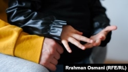 Duart e të mbijetuarës së dhunës në familje dhe vajzës së saj.