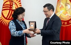 Президент Садыр Жапаров Кытайдын Кыргызстандагы элчиси Ду Дэвэнге "Достук" орденин тапшырып жатат. 9-октябрь, 2023-жыл.