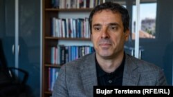 Naim Rashiti gjatë intervistës dhënë Radios Evropa e Lirë. 