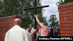 Установка креста на мемориале в Томской области (иллюстративное фото)