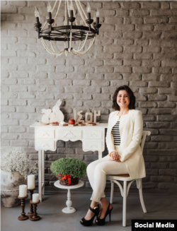 سارا ثابت‌راسخ، فعال مدنی بهائی و زندانی سیاسی سابق، با پابند مخصوص