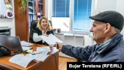 Silvija Rašković pomaže starijim sunarodnicima da popune formulare za pomoć koju daje nadležno kosovsko Ministarstvo za zajednice i povratak.