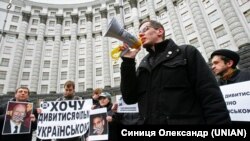 Під час акції біля будівлі уряду України з вимогою відновити обов’язковість звукового дубляжу та субтитрування іншомовної кінопродукції на українську мову. Київ, 10 квітня 2012 року