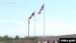 Флаги Армении и США на месте строительство завода в Ерасхе (архив)