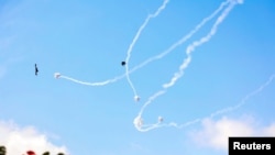 د اسراییلو هوايي دفاعي نظام د اکتوبر پر اتمه په فضا کې د غزې له تړانګې ورول شوي یوشمېر توغندي وویشتل.