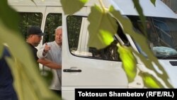 Адахана Мадумарова забирают из МВД на судебное заседание, Бишкек. 2 сентября 2023 г.