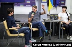 Директорка з комунікацій видавництва Vivat Світлана Тараторіна (праворуч) і британський журналіст, письменник Люк Гардінґ під час його пресконференції щодо виходу його книги «Вторгнення. За лаштунками кривавої війни Росії та боротьби України за виживання». Київ, 7 липня 2023 року