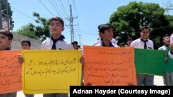  زده کوونکي د پاړه چنار بازار کې وګرځېدل، شعارونه يې ورکړل او بیا د پريس کلب مخې ته يې احتجاجي جلسه وکړه: انځور د جون پنځمه، کال ۲۰۲۳