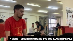 Перед протезуванням військовослужбовець Роман, який втратив дві ноги і руку, проходить курс реабілітації