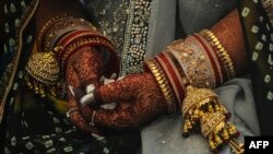 سیما جکراني په ورستیو کې هند ته تللی او هلته تر دین بدلولو وروسته یې د یو هندو ځوان سره واده کړی ـ انځور له ارشیفه.