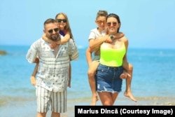 Pentru Carmen și Marius, România este acasă. Pentru copii lor, e doar un loc unde își petrec vacanța.