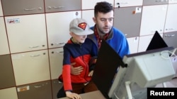 Un bărbat își votează pe un aparat de vot în timpul alegerilor parlamentare de la Sofia din aprilie.