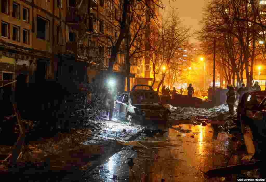 Київ, житловий район. Наслідок російської ракетної атаки. 13 грудня 2023 року. Російські військові регулярно з різних видів озброєння &ndash; ударними БПЛА, ракетами, РСЗВ &ndash; атакують українські міста і населені пункти.&nbsp; Кремль,&nbsp;попри численні докази і свідчення, які фіксуються із початку&nbsp;повномасштабної війни,&nbsp;заперечує цілеспрямовані атаки на цивільну інфраструктуру та населення