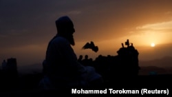 سالانه بیش از سی هزار حاجی از افغانستان برای شرکت در مراسم حج به عربستان سعودی می‌روند.