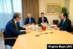 Kryeministri i Kosovës, Albin Kurti, presidenti i Serbisë, Aleksandar Vuçiq dhe diplomatët evropianë në takimin e shkurtit të vitit 2023, kur dy vendet kanë arritur pajtueshmëri për marrëveshjen drejt normalizimit të marrëdhënieve. (Foto: AP)
