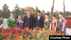 Президент Таджикистана Эмомали Рахмон с членами своей семьи. Архивное фото