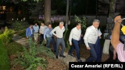 Conduși de Marcel Ciolacu, liderii PSD părăsesc curtea și pornesc spre clădirea partidului