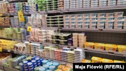 Građani Severne Mitrovice navode da su “mimo svoje volje” morali da promene navike i počnu da kupuju proizvode iz drugih zemalja, umesto onih iz Srbije. 28. juli 2023.