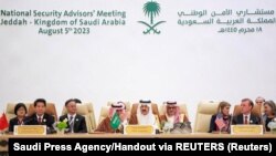 Спеціальний посланець Китаю з євразійських справ Лі Хуей (крайній ліворуч) під час зустрічі політичних та безпекових радників глав держав понад 40 країн у Джидді (Саудівська Аравія), на яку не було запрошено Росію. 6 серпня 2023 року