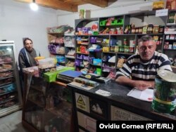 Adrian Molnar și Claudia, la magazinul pe care îl dețin, vizavi de casa albastră a regelui Charles.