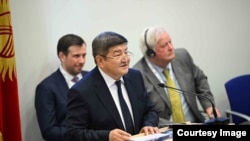 Акылбек Жапаровдун Британиядагы жолугушууларынын бири.