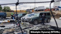 Armë, automjete  dhe gjësende tjera të konfiskuara në veri të Kosovës, u ekspozuan gjatë konferencës për media të ministrit të Punëve të Brendshme të Kosovës, Xhelal Sveçla, më 25 shtator 2023. 