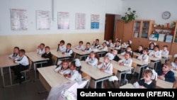 Бишкек. Мектеп. Архивдик сүрөт. 