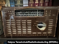 Радіоприймач у шкіряні=ому футлярі