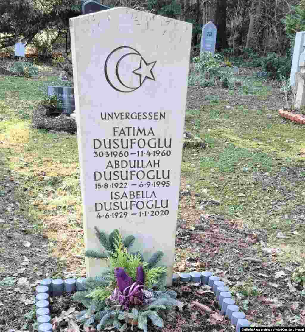 Совет одағы кезінде Азаттық радиосында қызмет істеген Абдолла Жүсіповтің (Сұлтанқабыл Дүсіпов) әулеттік құлпытасы. "Әділет" тарихи-ағарту қоғамының басшысы Ғарифолла Әнестің жеке мұрағатындағы сурет.