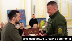 Після звільнення Валерія Залужного з посади головнокомандувача ЗСУ Зеленський присвоїв йому звання Героя України