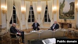 Грузия - премьер-министры Грузии, Армении и Азербайджана Ираклий Гарибашвили (в центре) Никол Пашинян (слева) и Али Асадов, Тбилиси, 26 октября 2023 г.