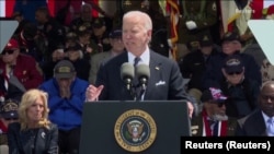 Джо Байден виступає на церомонії до Дня висадки союзників у Нормандії під час Другої світової війни