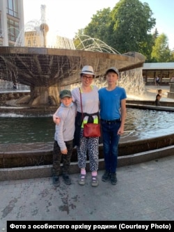 Богдан Харченко (справа) з мамою та молодшим братом Данилом. Фото з особистого архіву родини