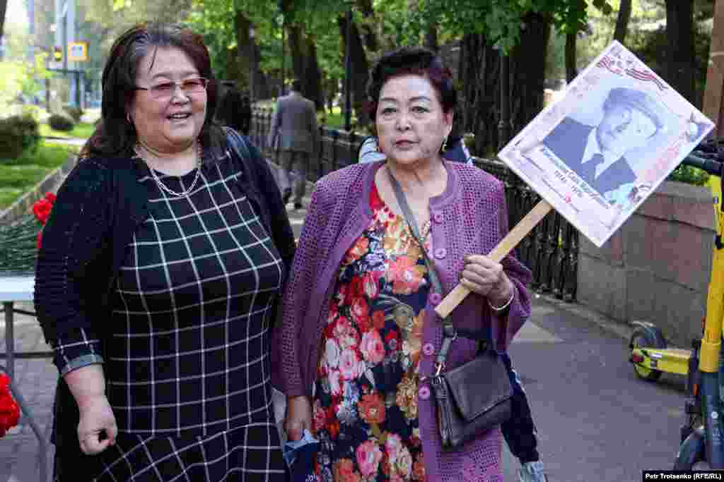 Алматыда "Мәңгілік полк" шарасы болған жоқ. Бірақ жұрт паркке Екінші дүниежүзілік соғыста қаза болған жақындарының фотосын ұстай келген.&nbsp; &nbsp;