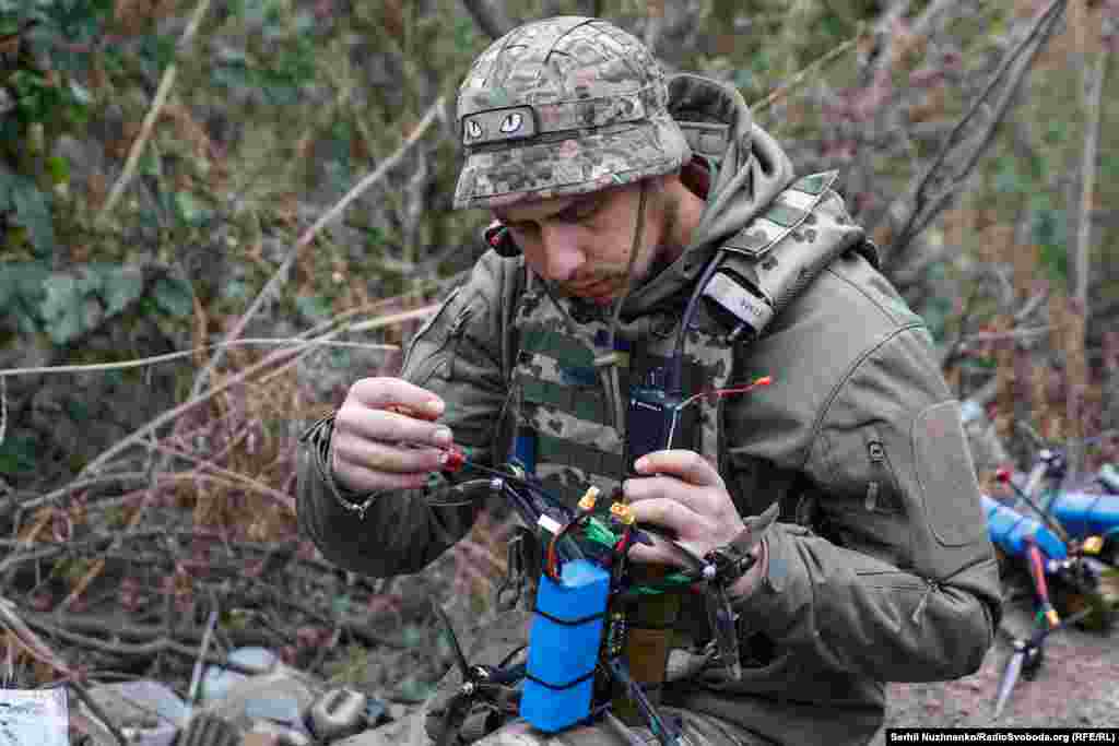 Перед бойовою роботою дрон остаточно готують, під'єднують контакти й перевіряють&nbsp;