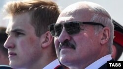 ალიაქსანდრ ლუკაშენკა და მისი უმცროსი ვაჟი, ნიკოლაი.