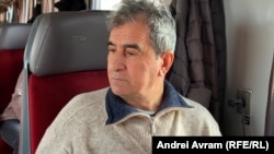 Domnul Ion călătorește des cu trenul în România, deși locuiește de câțiva ani în Austria. A lucrat toată viața la CFR, iar acum a ieșit la pensie