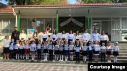 Elevi în fața liceului din Văsieni la 1 septembrie