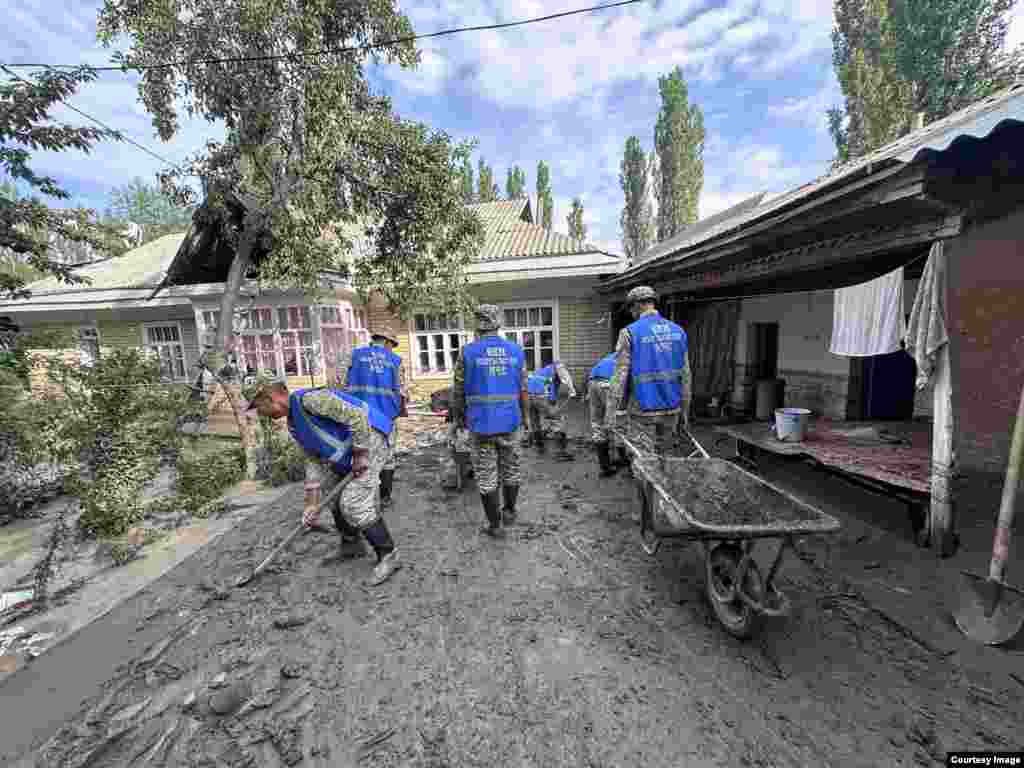 Н.Исанов айыл аймагынын Тескей-Кожоке айылынын Алчалуу сайына сел түшүп, болжол менен 10-15 турак үйдүн короолоруна, мектепке чейинки билим берүү мекемесине суу кирди. Кара-Булак айылында сайдын жээгиндеги автоунааны агызып кеткен, Кош-Чан дарыясында ички чарбалык көпүрөнү сел алган.