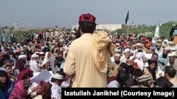 په ځونیخېلو کې په تېرو کلونو کې د ناامنۍ پرضد پراخې غونډې او جلسې شوې دي - پخوانی انځور.