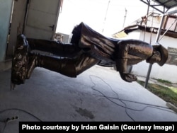 Statuia lui Ridder își așteaptă cuminte, cu fața în jos, soarta, într-un garaj.