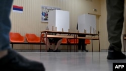 Glasanje na jednom od biračkih mesta na lokalnim izborima u Srbiji, juni 2024.