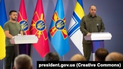 Президент України Володимир Зеленський під час представлення новопризначеного міністра оборони Рустема Умєрова (праворуч) керівництву Міноборони України, Генштабу ЗСУ та керівникам відповідних підрозділів. Київ, 7 вересня 2023 року