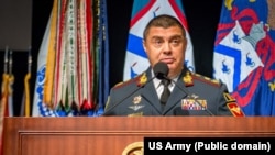 6 octombrie 2016 - Igor Gorgan le vorbește studenților, profesorilor și invitaților la ceremonia la care a fost inclus în International Hall of Fame la Colegiul de Comandă și Stat Major General la Fort Leavenworth, Kansas, SUA,