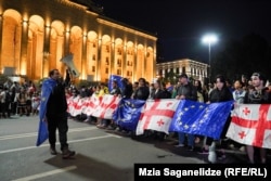 საპროტესტო აქციის მონაწილენი საქართველოს და ევროკავშირის დროშებით