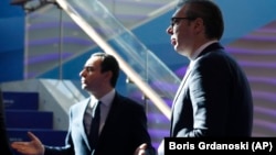 Kryeministri i Kosovës, Albin Kurti, dhe presidenti i Serbisë, Aleksandar Vuçiq, gjatë pjesëmarrjes në një takim të zyrtarëve evropianë me udhëheqës të Ballkanit Perëndimor në Shkup, më 22 janar 2024.